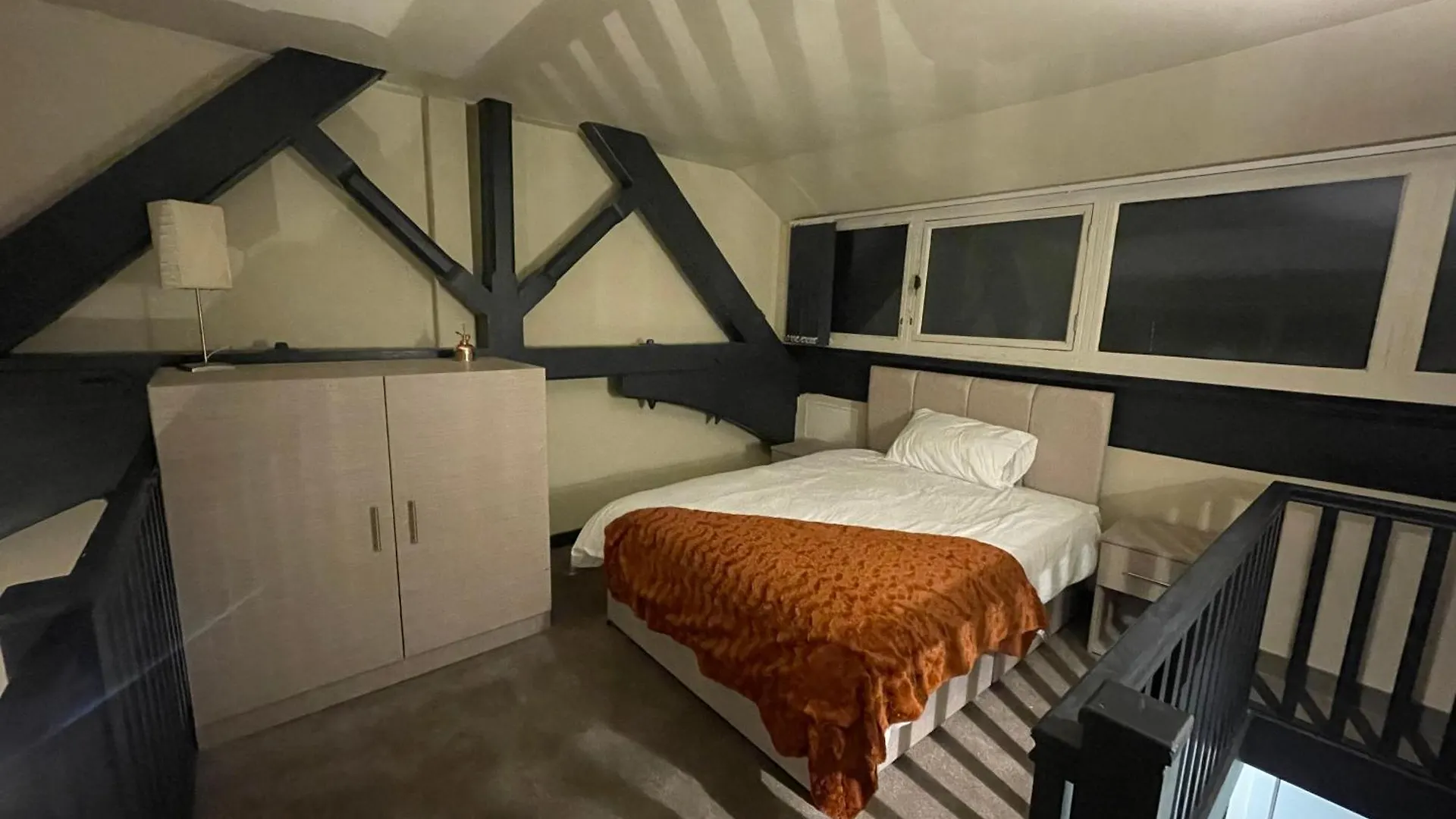 Luxury Mezzanine Apartment In Central Leeds  리즈